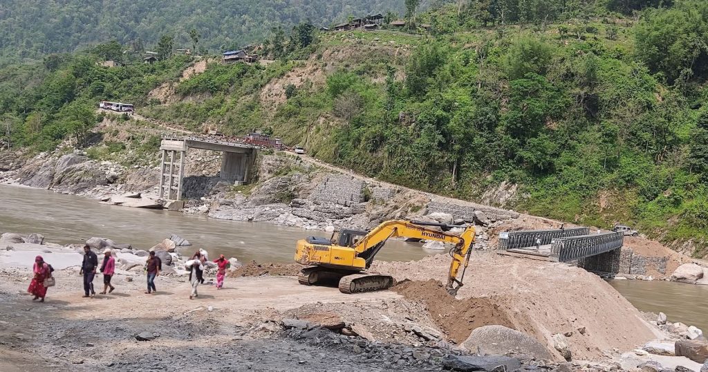 सुनकोशीको बेलिब्रिज झिकिएपछि समस्यामा स्थानीय