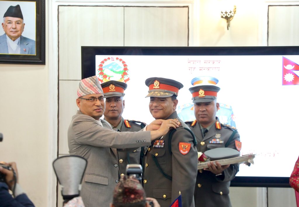 महानिरीक्षक पौडेलले लगाए दर्ज्यानी चिह्न