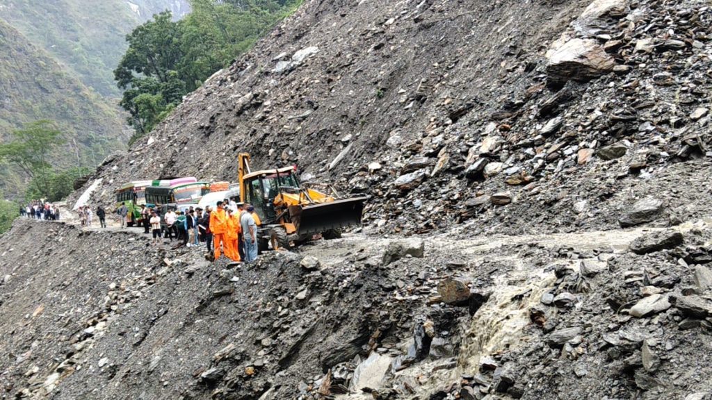 बेनी–जोमसोम सडकखण्डको सिरुवारीमा पहिरोले यातायात पूर्ण रूपमा ठप्प, यात्रु र पर्यटक अलपत्र