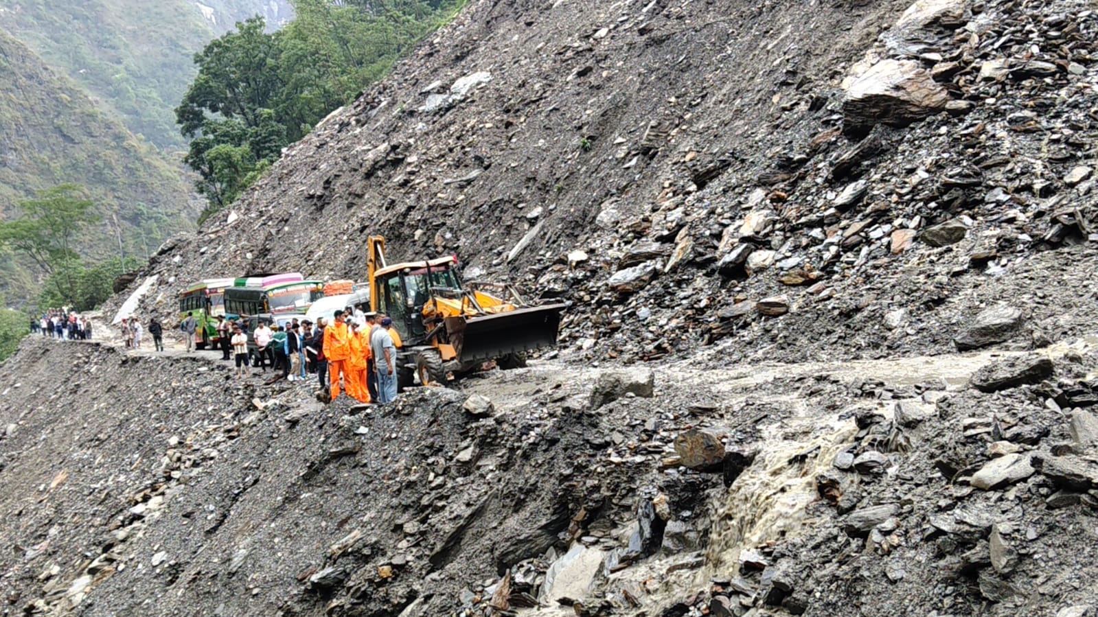 बेनी–जोमसोम सडकखण्डको सिरुवारीमा पहिरोले यातायात पूर्ण रूपमा ठप्प, यात्रु र पर्यटक अलपत्र