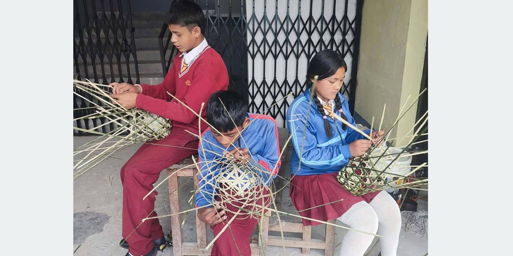 विद्यार्थीलाई मौलिक सीप हस्तान्तरण : म्याग्दीमा चोयाका सामग्री बनाउने तालिम सुरु