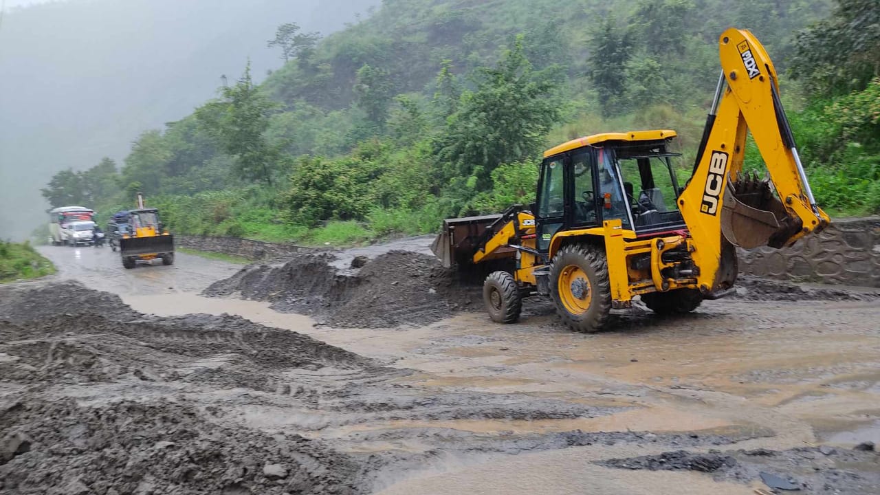 वर्षासंगै ठप्प भएका कान्ति लोकपथ र अरनिको राजमार्ग सुचारु, बीपी र मध्यपहाडी लोकमार्ग कतै एकतर्फी त कतै ठप्प