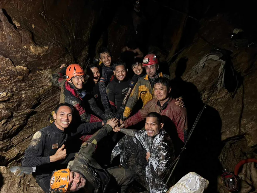 लाओसको गुफामा ११ दिन: मृत्युलाई जितेर आफैँ बाहिर निस्किए ‘सर्भाइभर्स’