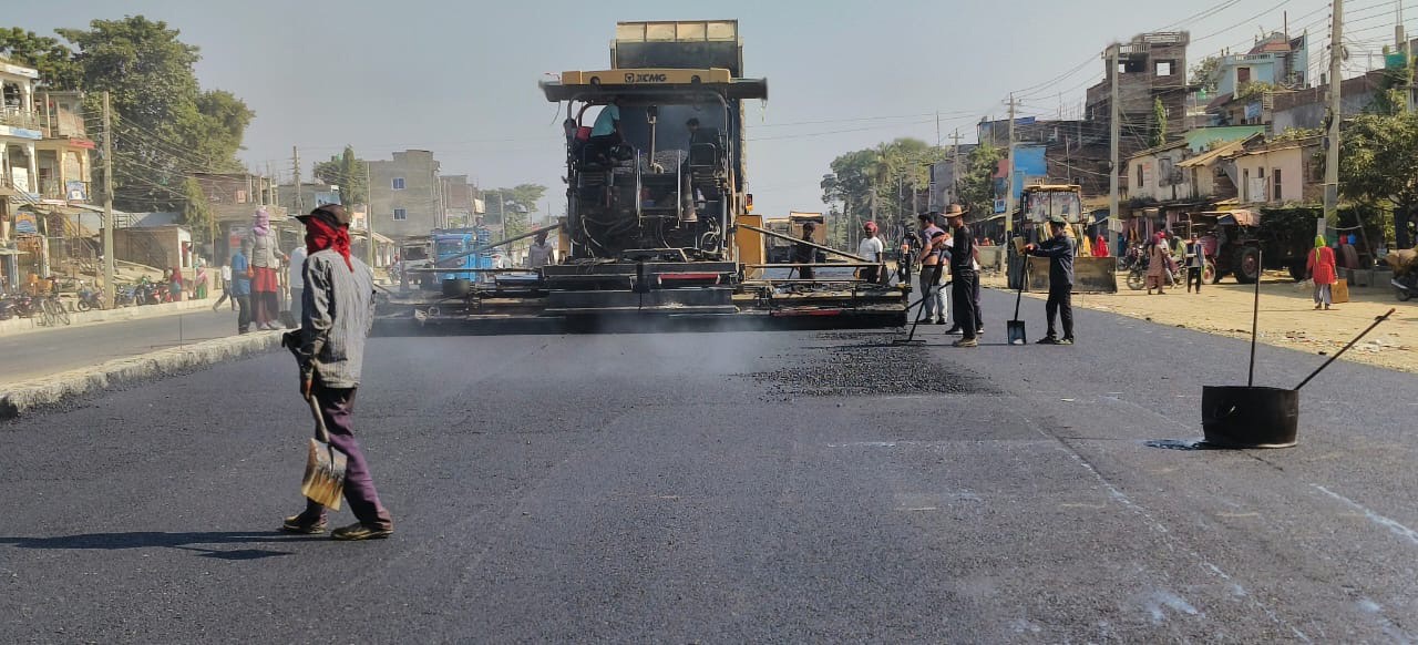 कञ्चनपुर–कमला सडकमा ढिलासुस्ती: ३ अर्ब लागत बढ्यो, नागरिकलाई धुलो र हिलोको सास्ती