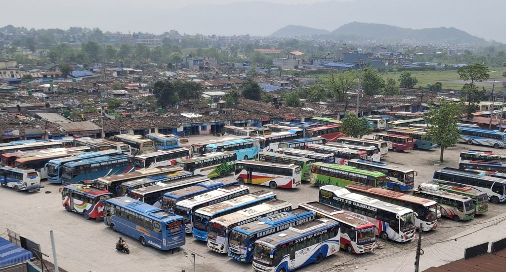 बसपार्क बनाउन अतिक्रमित संरचना हटाउँदै पोखरा महानगर, उचित विकल्प माग्दै सुकुम्बासी