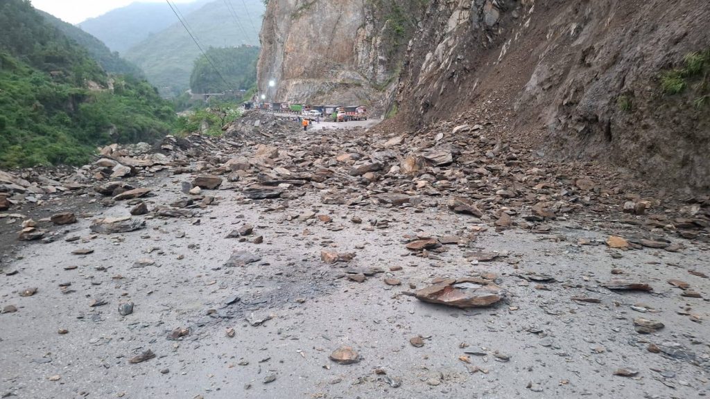 नारायणगढ-मुग्लिन सडक खण्डको तुइनखोलामा सुक्खा पहिरो, यातायात पूर्ण रूपमा ठप्प
