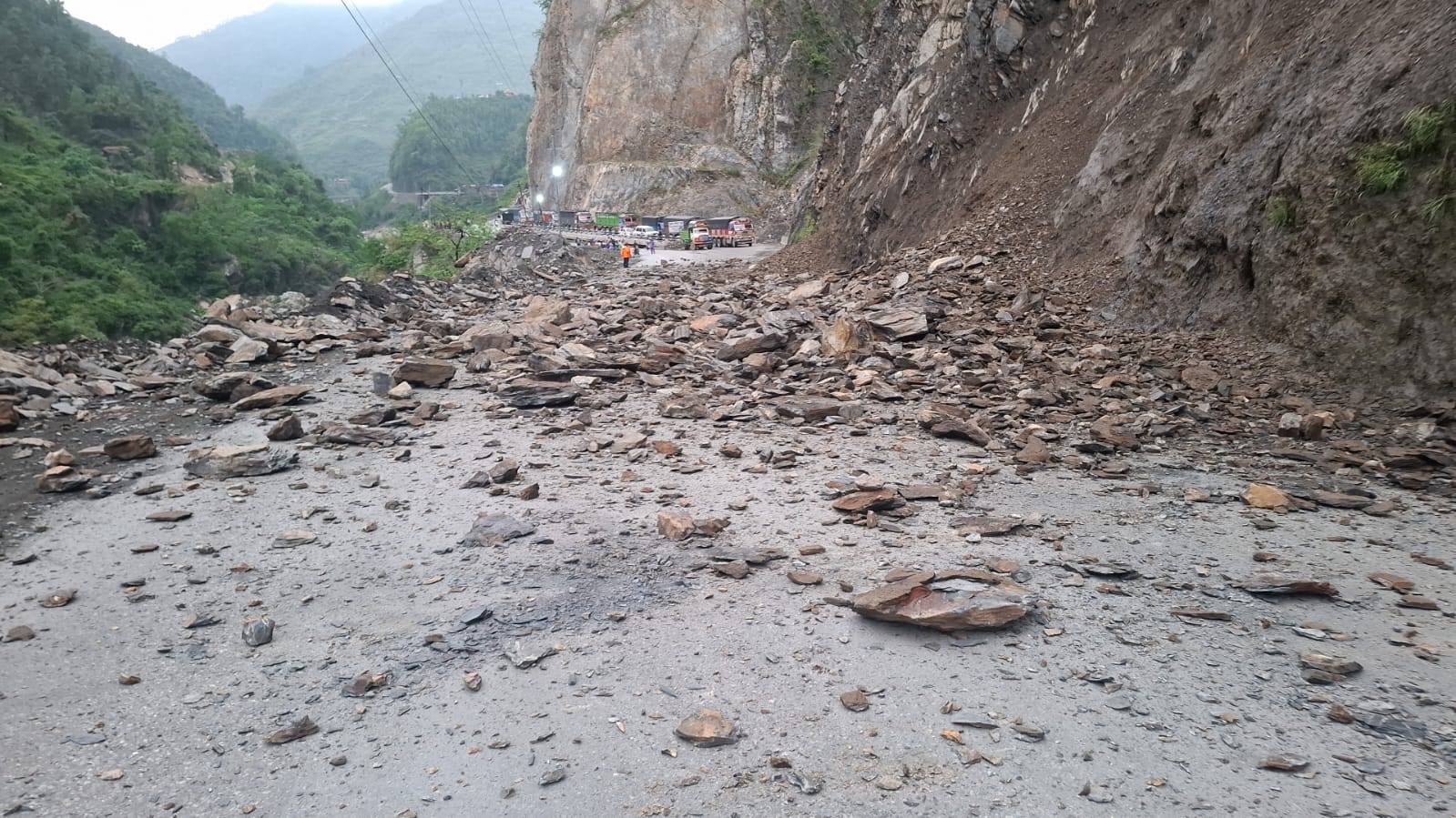 नारायणगढ-मुग्लिन सडक खण्डको तुइनखोलामा सुक्खा पहिरो, यातायात पूर्ण रूपमा ठप्प