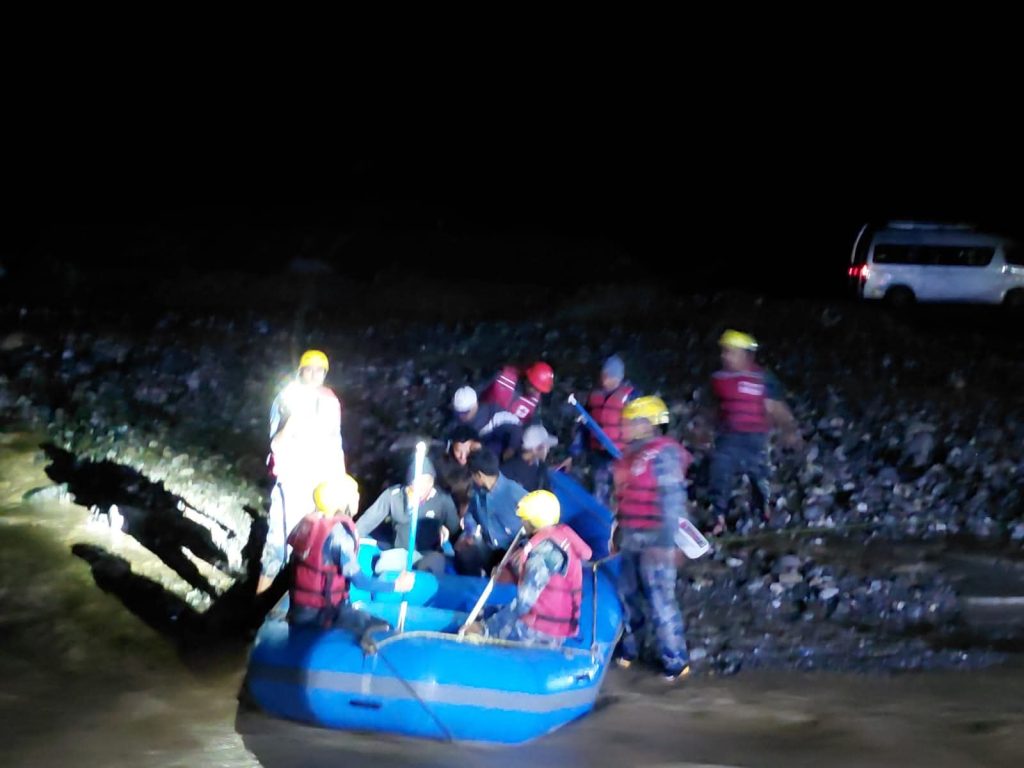 बीपी राजमार्गमा बाढीका कारण अलपत्र परेका ८९ यात्रुको राति नै सकुशल उद्धार, चालक पक्राउ