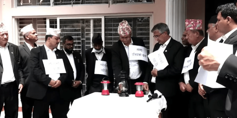 न्यायको खोजीमा कानुन व्यवसायी : सर्वोच्च अदालत परिसरमा दिउँसै लालटिन बालेर प्रदर्शन