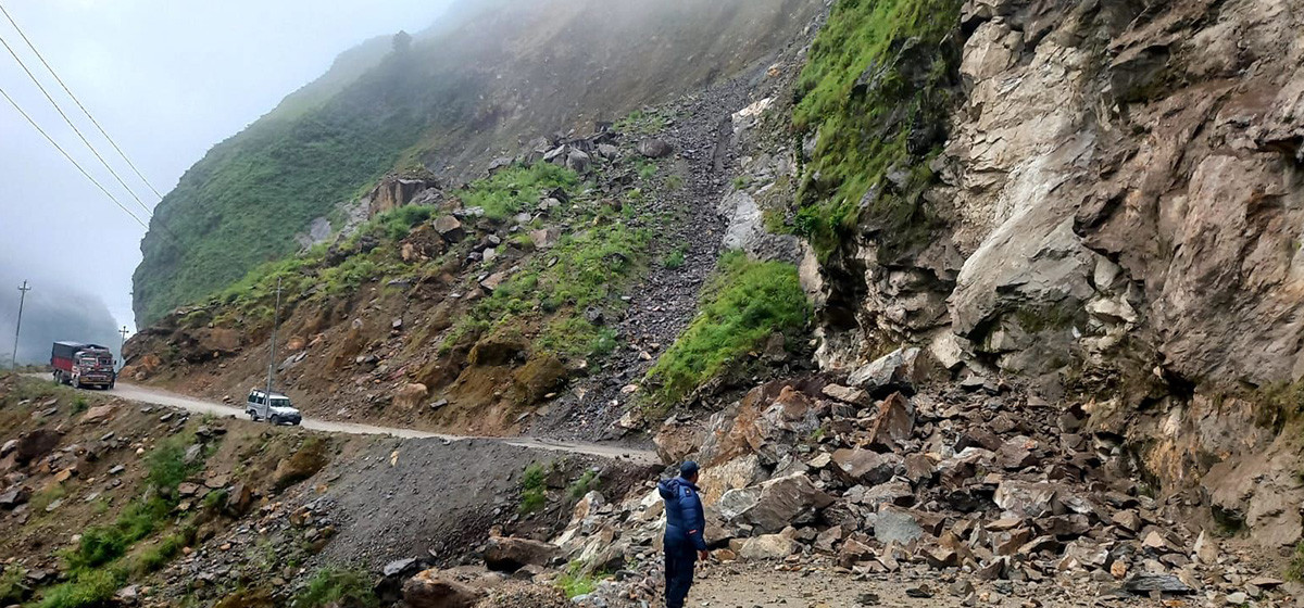 बेनी–जोमसोम सडकको महभिरमा पहिरोले गाडी पुरियो: चालकको अचेत अवस्थामा उद्धार, सडक पूर्ण रूपमा अवरुद्ध