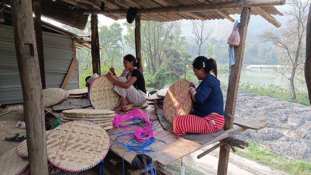 सङ्कटमा सीमान्तकृतको पहिचान: हराउँदै मातृभाषा, विस्थापित हुँदै पुख्र्यौली पेसा