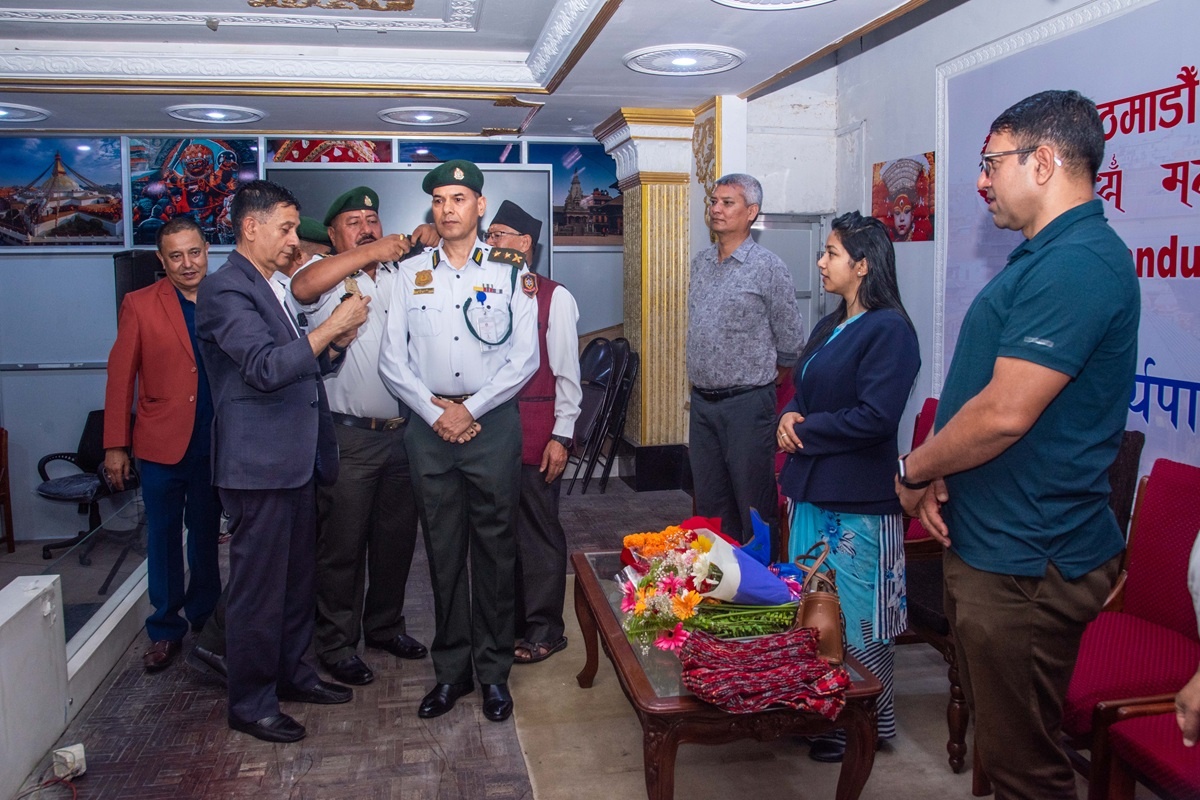 नवनियुक्त नगर प्रहरी वरिष्ठ उपरीक्षक जोशीलाई दर्ज्यानी चिन्ह प्रदान : नागरिकमैत्री सेवामा जोड दिन कार्यवाहक प्रमुखको निर्देशन