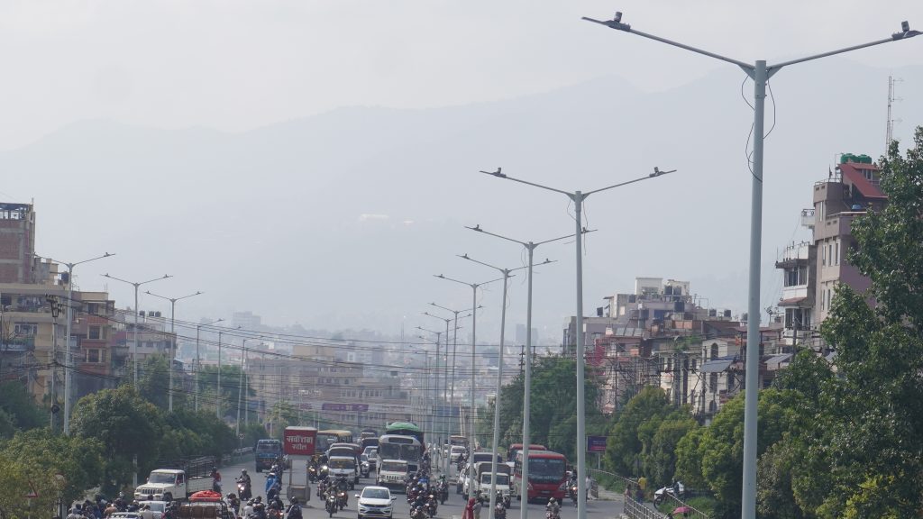 ललितपुरलाई ‘उज्यालो महानगर’ बनाइँदै: १३ करोडको लागतमा चक्रपथमा स्मार्ट बत्ती जडान