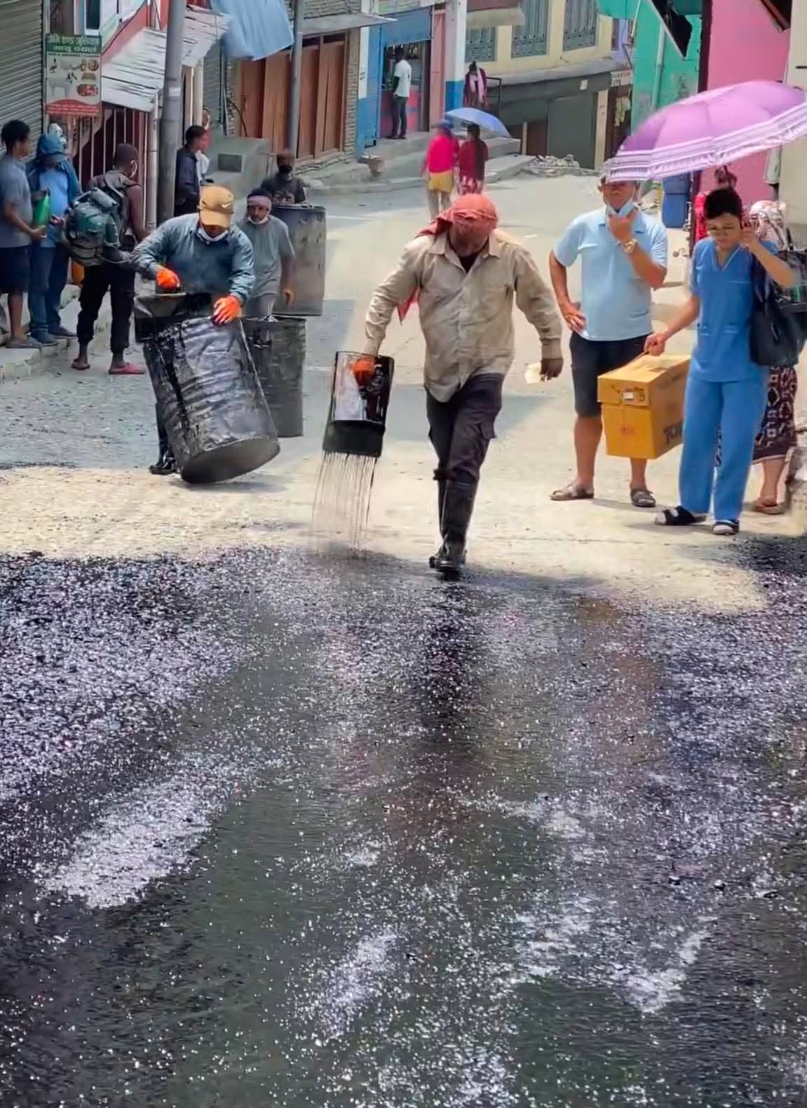 दरवाङमा सडक कालोपत्र गर्न थालियो