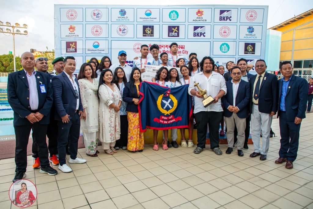 पौडी प्रतियोगिताका विजेतालाई पुरस्कृत गर्दै कार्यवाहक प्रमुख डंगोलले भन्नुभयो, ‘स्थानीय स्तरबाटै राष्ट्रिय खेलाडी उत्पादन गर्न महानगरले लगानी बढाउँदै लगेको छ’