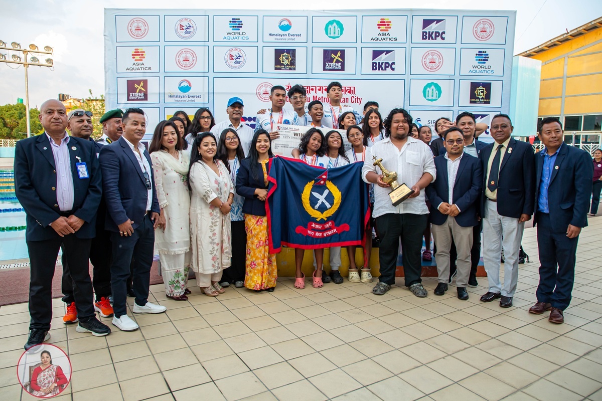 पौडी प्रतियोगिताका विजेतालाई पुरस्कृत गर्दै कार्यवाहक प्रमुख डंगोलले भन्नुभयो, ‘स्थानीय स्तरबाटै राष्ट्रिय खेलाडी उत्पादन गर्न महानगरले लगानी बढाउँदै लगेको छ’