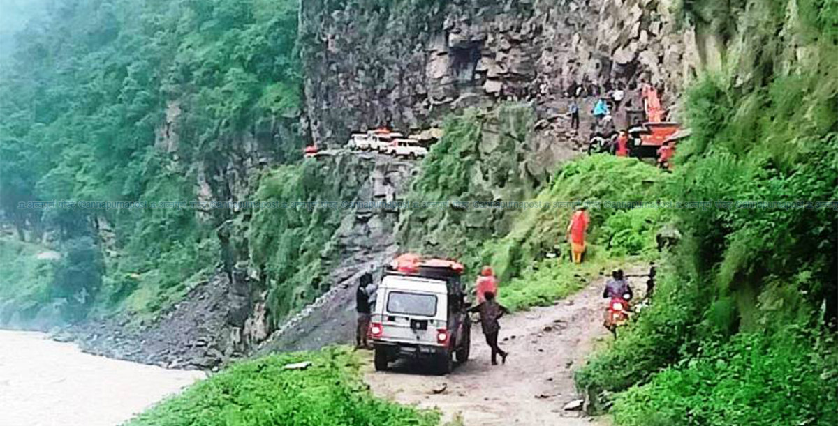 पहिराले अवरुद्ध कर्णाली करिडोर एकतर्फी सञ्चालनमा : यात्रा गर्दा सावधानी अपनाउन आग्रह