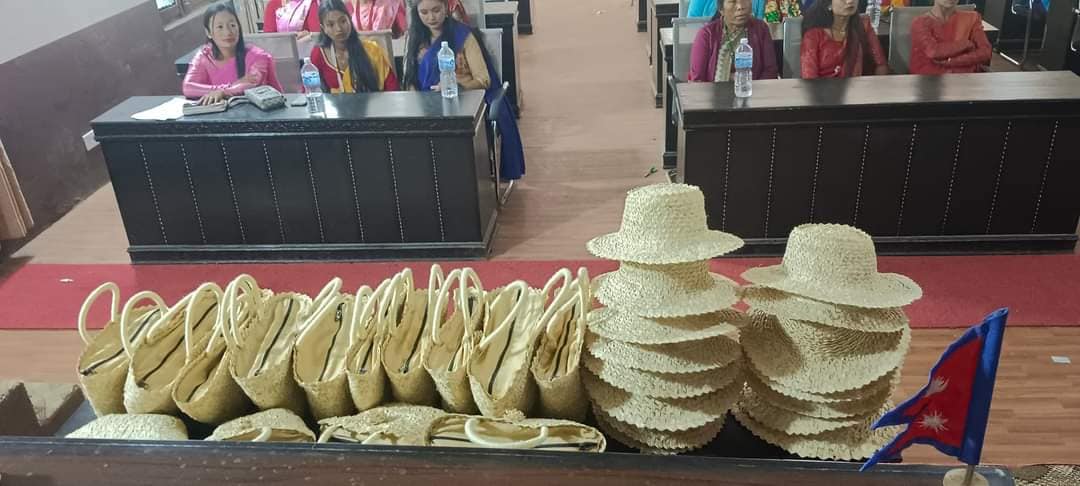 मकैको खोस्टाबाट  ‘मोहोर’ बनाउँदै तनहुँका महिला
