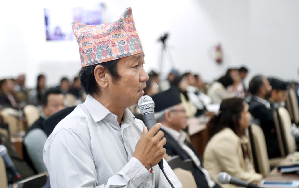 प्रधानमन्त्रीको सीमासम्बन्धी अभिव्यक्ति रेकर्डबाट हटाउन माग गर्दै हर्क साम्पाङले गरे संसद्‌मा प्रदर्शन