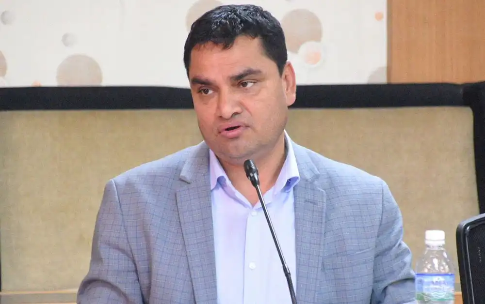 अन्तर्राष्ट्रिय बजारमा तेलको भाउ ३० प्रतिशतले घट्दा पनि नेपालमा किन घटेन? आयल निगममाथि कांग्रेस महामन्त्री पौडेलको प्रश्न