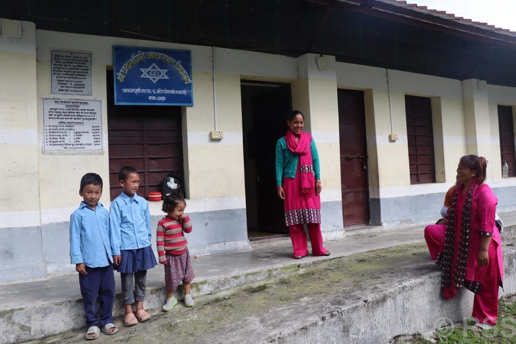 रित्तिँदै गाउँ, सुनसान विद्यालय : तीन विद्यार्थीका लागि तीनै जनाको ‘कुरुवा’