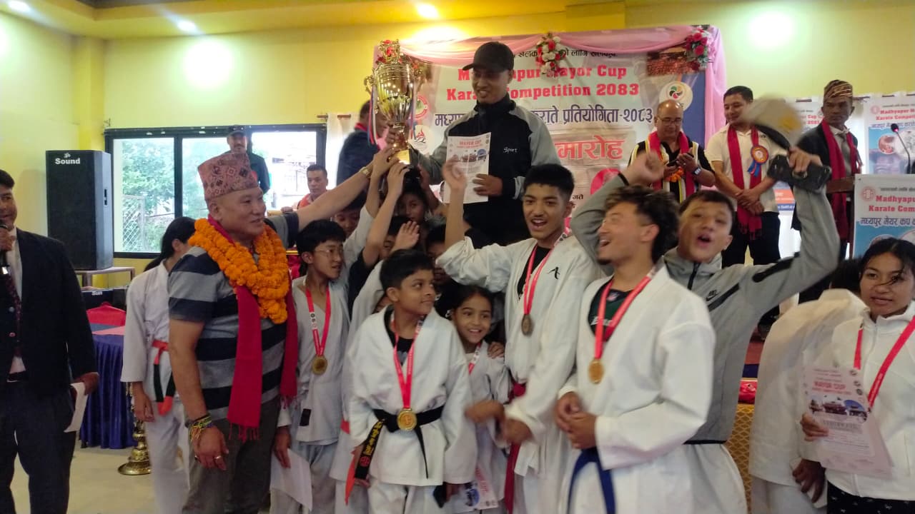 मध्यपुर ‘मेयर कप कराते’ प्रतियाेगिता सम्पन्न, नगदेश डाेजाेले उचाल्याे ट्रफी