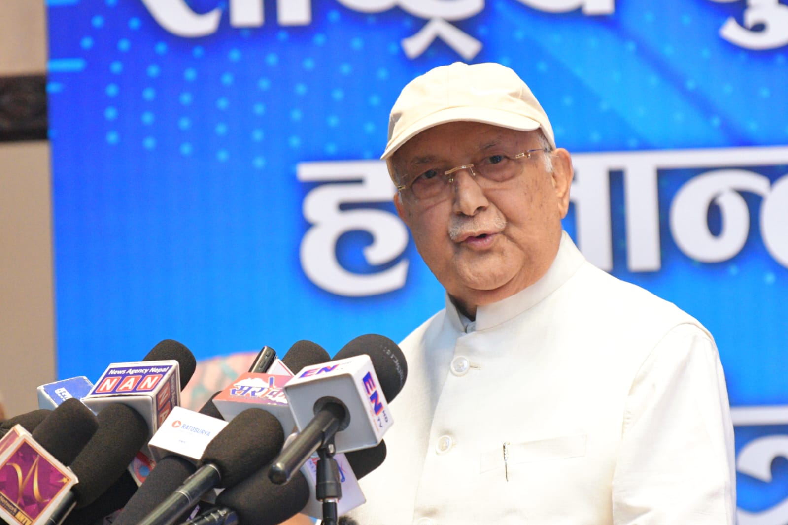 हामी ढलेका मात्रै हौँ मरेका छैनौं, फेरि उठ्छौं र प्रतिक्रियावादीहरूलाई परास्त गर्छौंः ओली