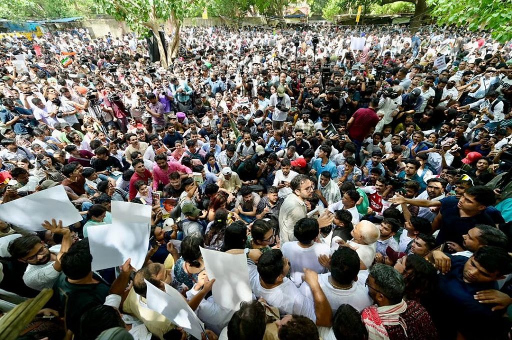 भारतमा ‘कक्रोच जनता पार्टी’को पहिलो शक्ति प्रदर्शन: शिक्षामन्त्रीको राजीनामा माग्दै सडकमा युवा
