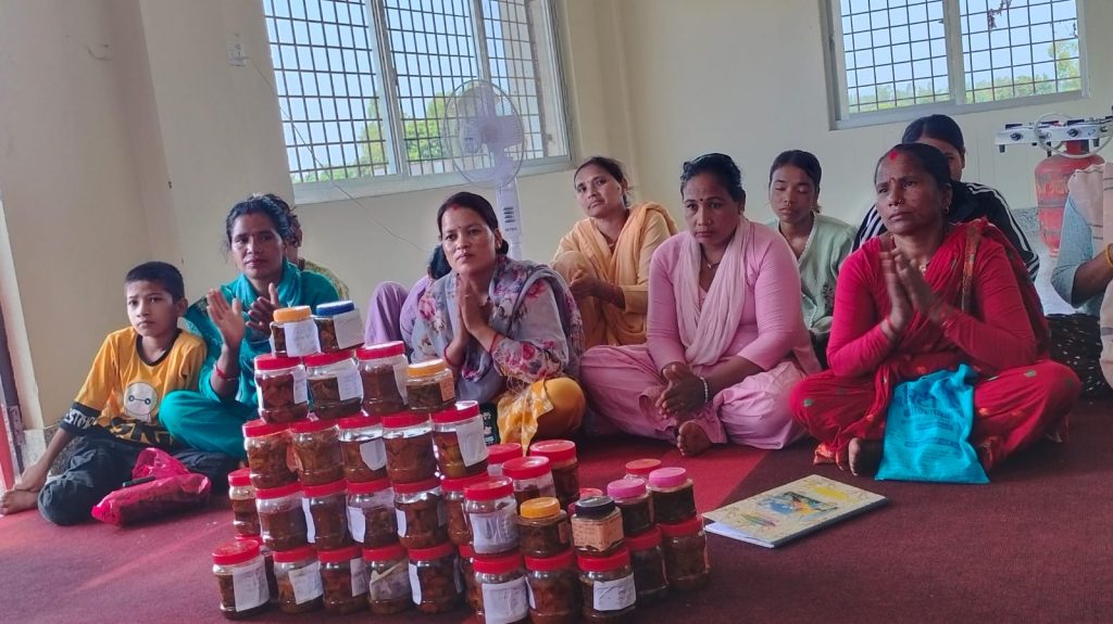 अचार बनाएर उद्यमी बन्दै कञ्चनपुरका महिला, खेर जाने फलफूल र तरकारी बन्यो आम्दानीको स्रोत