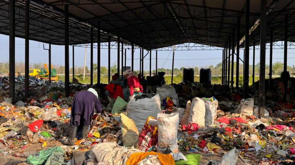 सुदूरपश्चिममा फोहरबाटै आम्दानी र रोजगारी : एक सयभन्दा बढीले पाए राेजगारी