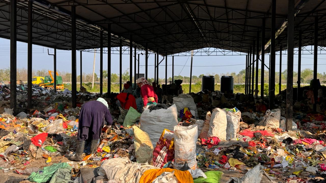 सुदूरपश्चिममा फोहरबाटै आम्दानी र रोजगारी : एक सयभन्दा बढीले पाए राेजगारी