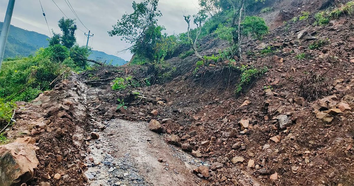 पहिरोले महाकाली लोकमार्ग अवरुद्ध, दार्चुला–गोकुलेश्वर सडकखण्डमा यातायात ठप्प