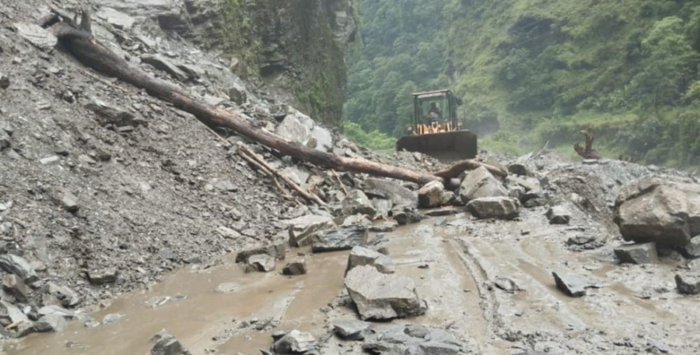 बेनी–जोमसोम सडकको महभिरमा पहिरोले गाडी पुरियो: चालकको अचेत अवस्थामा उद्धार, सडक पूर्ण रूपमा अवरुद्ध