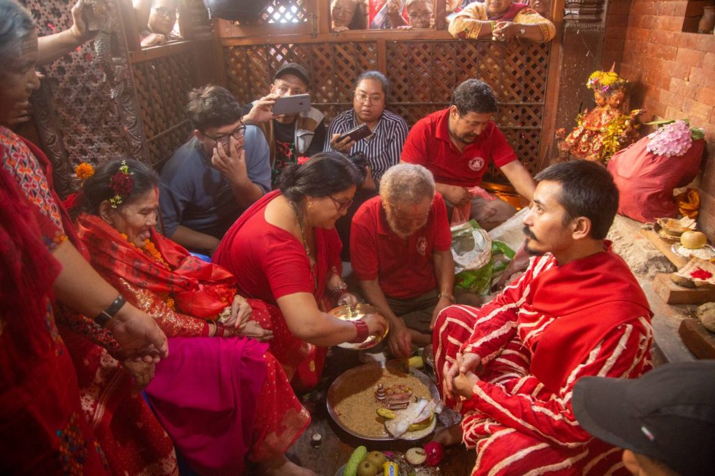 रातो मच्छिन्द्रनाथको फूलप्रसाद कीर्तिपुरकी ‘याकः मिसा’लाई हस्तान्तरण, असार ३ गते अन्तिम रथयात्रा