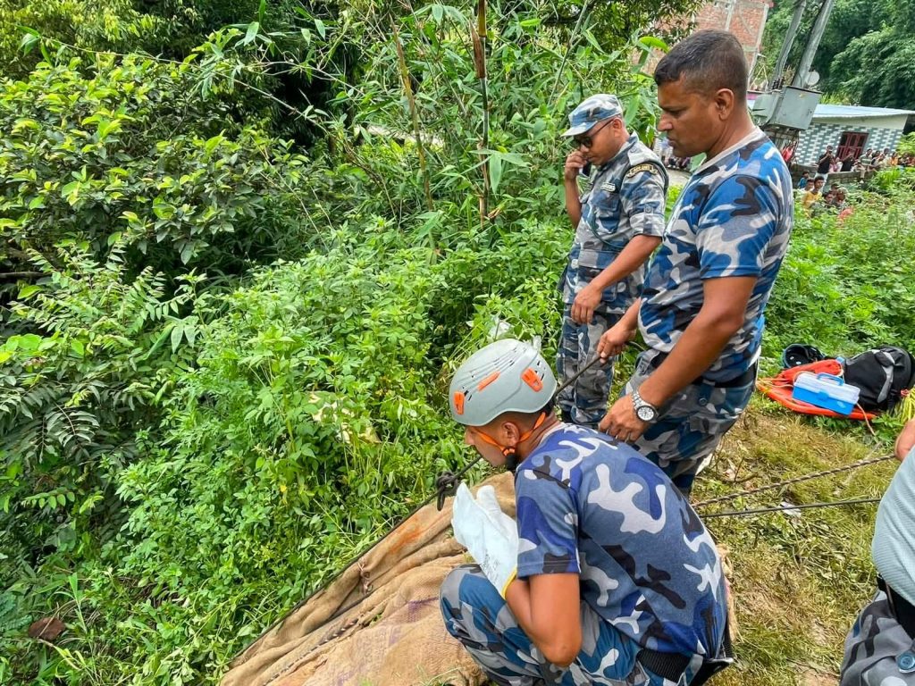   पर्वतको बन्जिसाइड भिरबाट हाम फालेका व्यक्तिको शव निकालियो