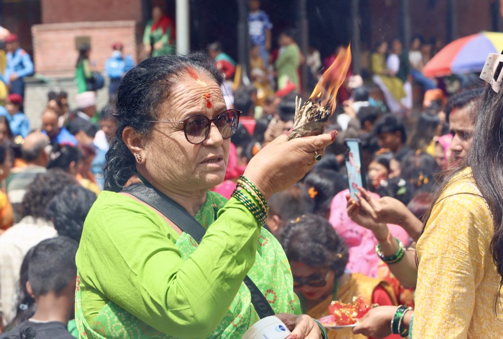 साउनको पहिलो सोमबार पशुपतिमा श्रद्धालु भक्तजनको घुइँचो, बाह्र तस्बिरहरूमा हेर्नुहाेस
