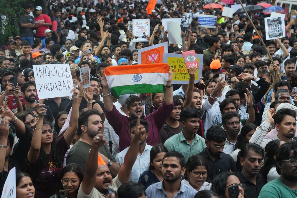 प्रश्नपत्र चुहावटविरुद्ध भारतमा ‘कक्रोच’ आन्दोलनले लियो उग्र रूप