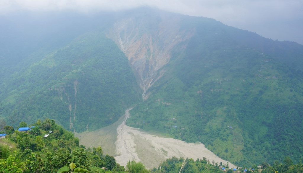 खोटाङको ‘शताब्दी’ पुरानो वासिङ पहिरो: आधा दर्जन गाउँ र विद्यालय उच्च जोखिममा, बर्सेनि स्थानीयको उठीबास
