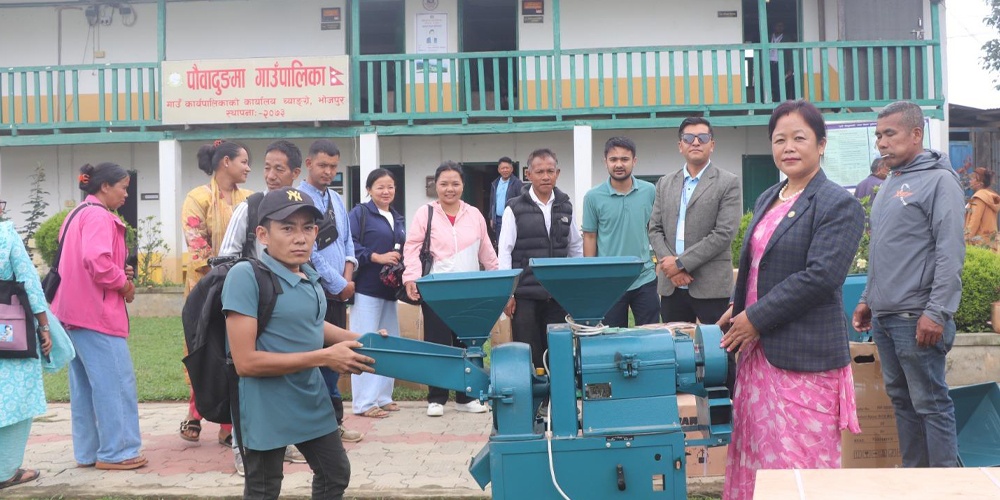 पौवादुङमा गाउँपालिकाद्वारा अपाङ्गता भएका व्यक्तिलाई आयआर्जनका सामग्री वितरण