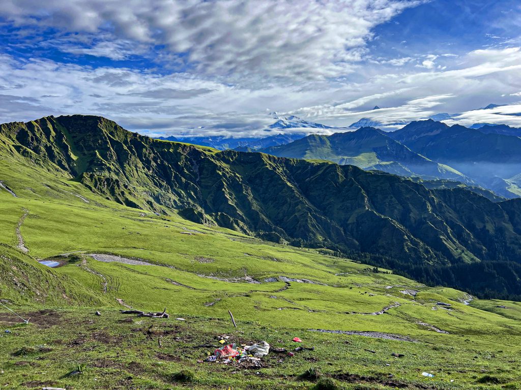ढोरपाटनको बुकीपाटनमा वातावरणीय सङ्कट: प्लास्टिकजन्य फोहरले पर्यावरण र पशुधनमा गम्भीर जोखिम