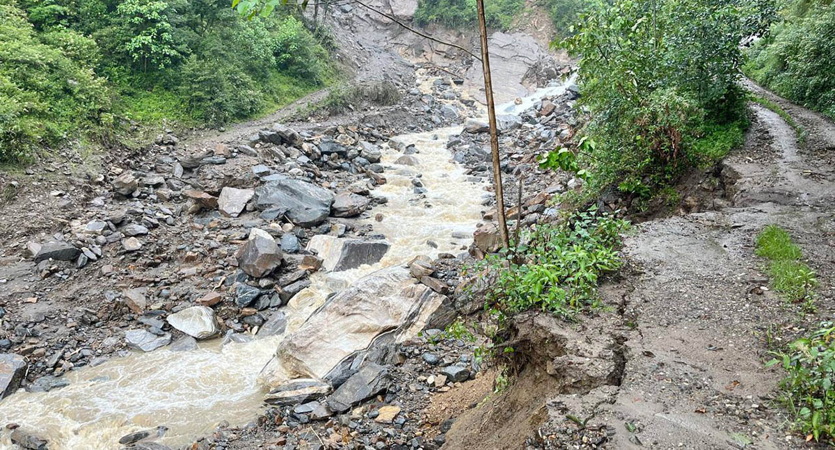 दोलखा गौरीशंकरको सिप्रिङ खोलामा भीषण बाढी : एक वृद्ध बेपत्ता, चार जना भीरमा फसे
