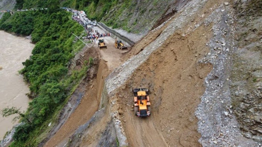 वर्षा र पहिरोको कहर : नौ प्रमुख राजमार्ग पूर्ण रूपमा ठप्प, दर्जनौँ सडक प्रभावित