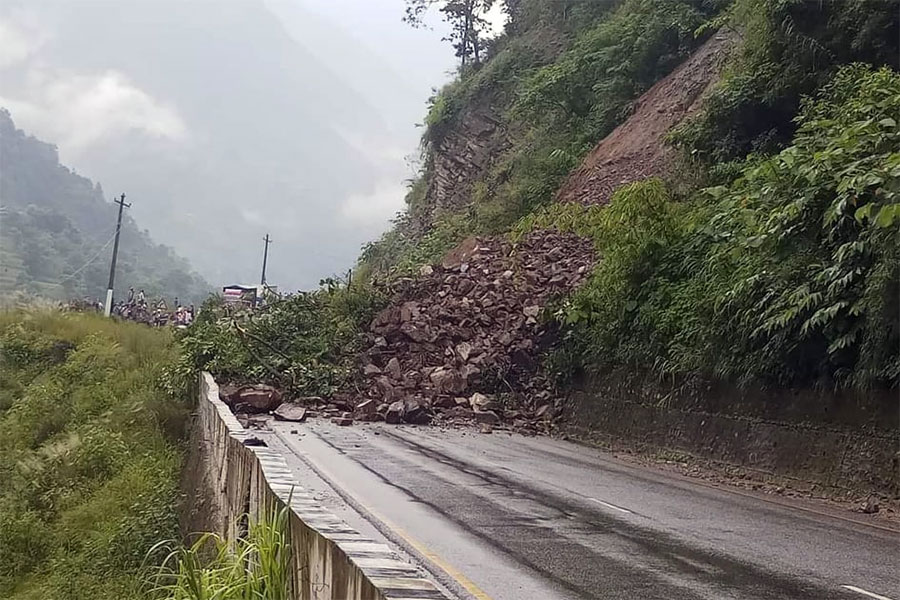 बाढी पहिरोले मुलुकका आधा दर्जन रणनीतिक राजमार्ग प्रभावित, सुरक्षा जोखिमका कारण रात्रिकालीन यात्रामा कडाइ