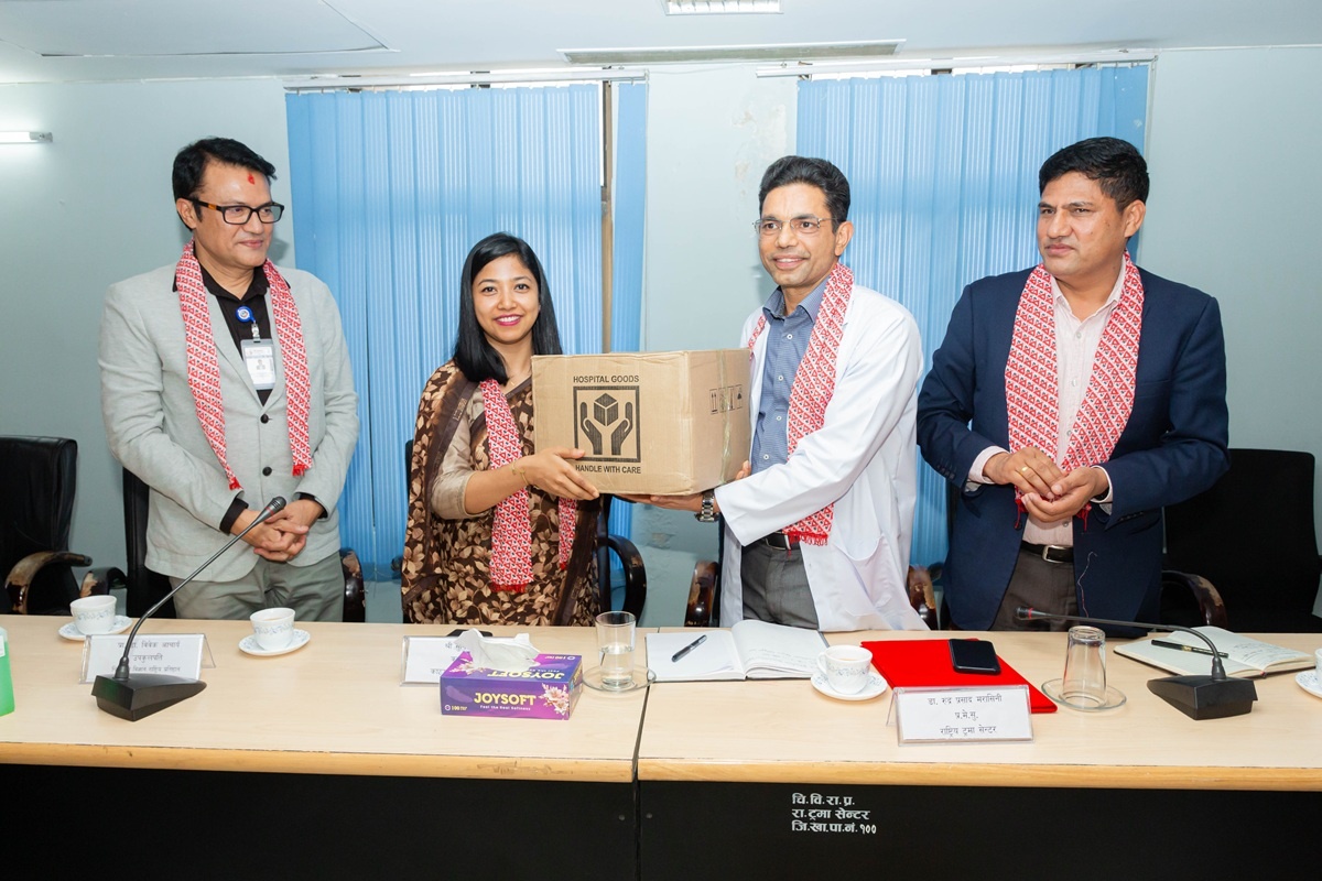 कार्यवाहक प्रमुख सुनिता डंगोलद्वारा राष्ट्रिय ट्रमा सेन्टरलाई ८० लाख बराबरको स्वास्थ्य सामग्री हस्तान्तरण : महानगरबासी र विपन्नले निःशुल्क ‘इम्प्लान्ट’ पाउने