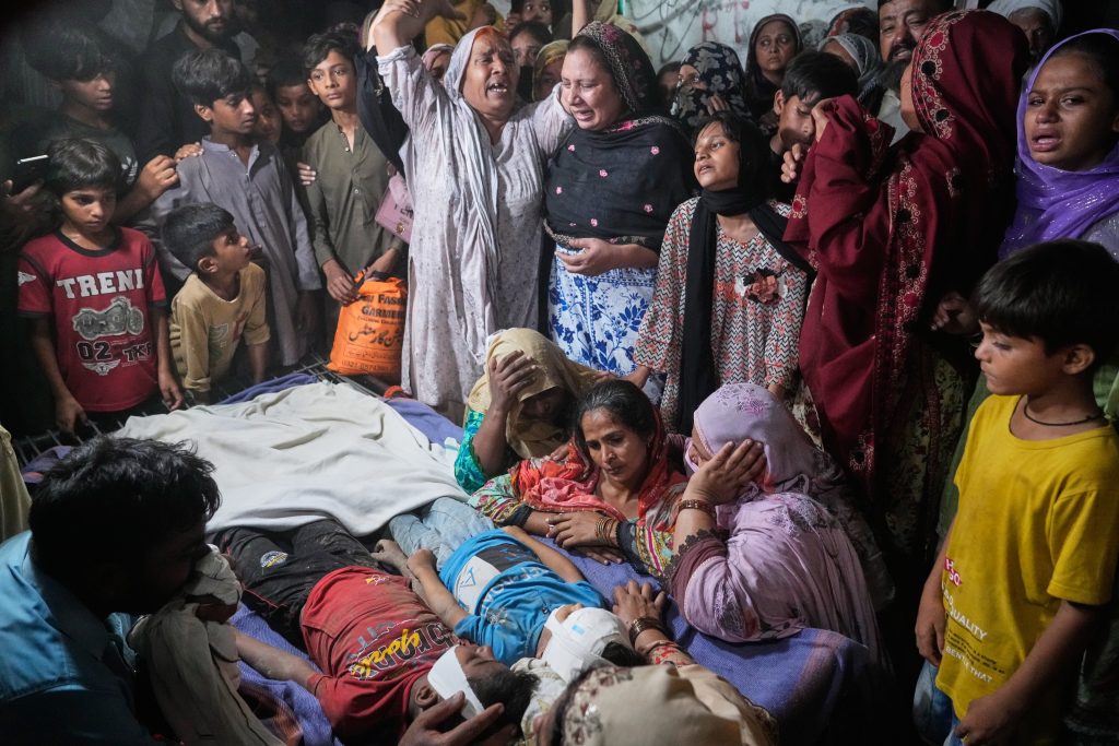 पाकिस्तानको लाहोरमा शिक्षण केन्द्रको छत भत्किँदा १४ बालबालिकाको मृत्यु, सञ्चालक पक्राउ