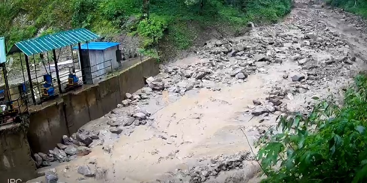 बाढीले म्याग्दीकाे रेलेखोला जलविद्युत् आयोजनाको उत्पादन ठप्प: बाँधस्थल क्षतिग्रस्त हुँदा पहुँच मार्ग समेत अवरुद्ध