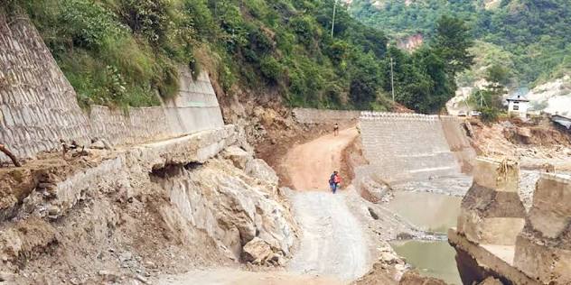 मनसुनको वितण्डा : पहिरोले थलिए राजमार्ग, जोखिममा जनजीवन