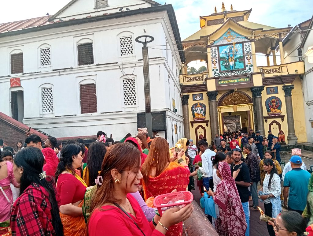 साउनको पहिलो सोमबार पशुपतिमा हिन्दु धर्मावलम्बीहरूको घुइँचो