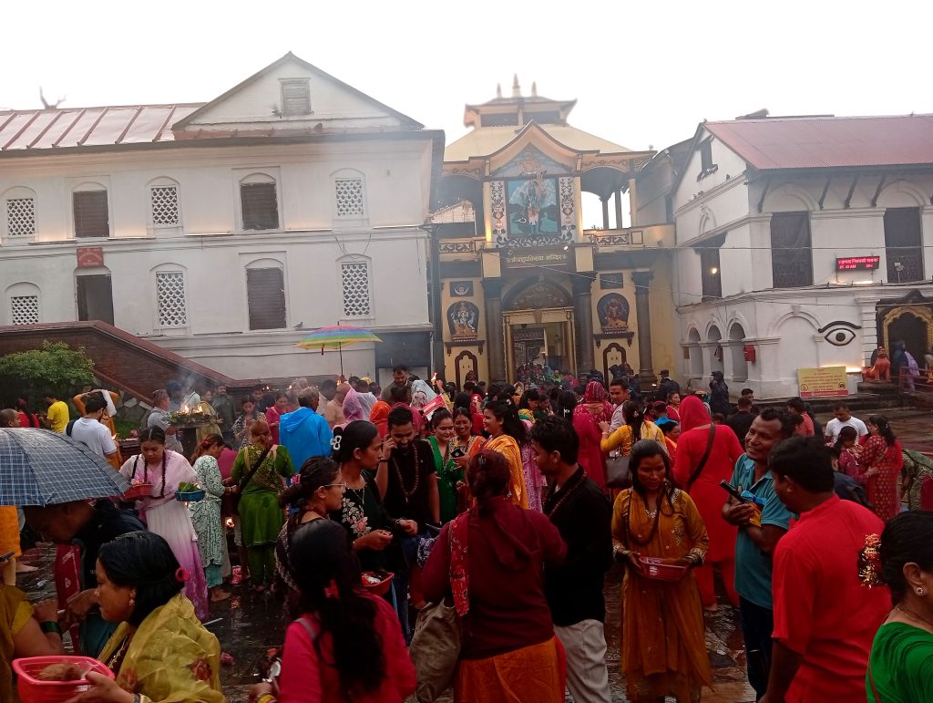 साउनको दोस्रो सोमबार : पशुपतिनाथसहित देशभरका शिवालयमा भक्तजनको घुइँचो