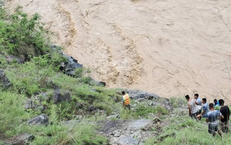 कर्णाली नदीमा खसेको फोर्स गाडी र बेपत्ता यात्रुको खोजी तीव्र, प्रतिकूल मौसमले उद्धारमा कठिनाइ